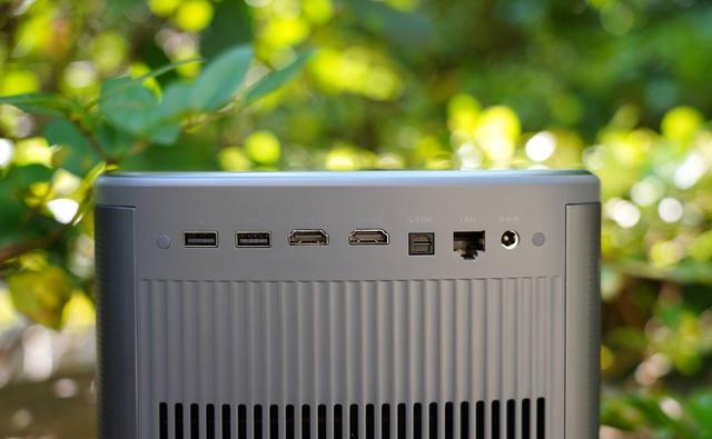 2400ANSI亮度！入门高端旗舰坚果J10画质及效果展示