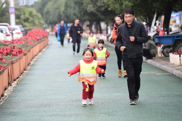 大手牵小手，罗平县博翰博苑幼儿园举行欢乐亲子跑主题活动