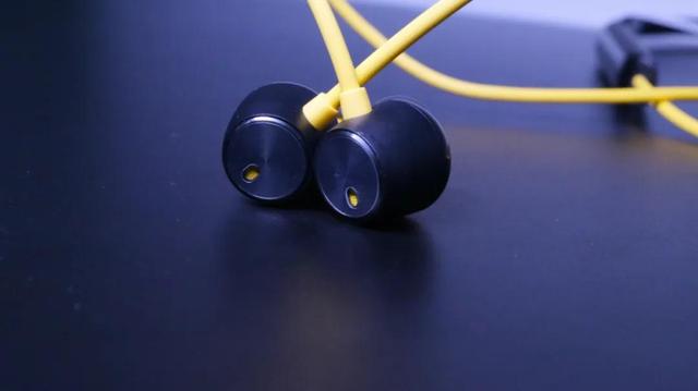 四百块钱做主动降噪，realme 真我黄开箱