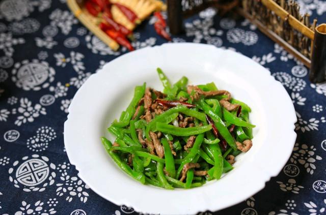 炒牛肉时，想要牛肉嫩滑又不老，只需加入1样东西，很多人都不懂