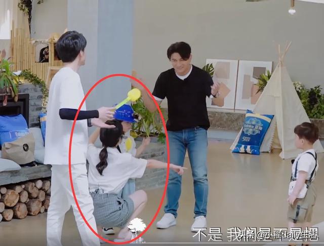 影视交流地|同样是和小孩说话，谁注意谭松韵郑爽咋蹲的？女神和女汉子的区别