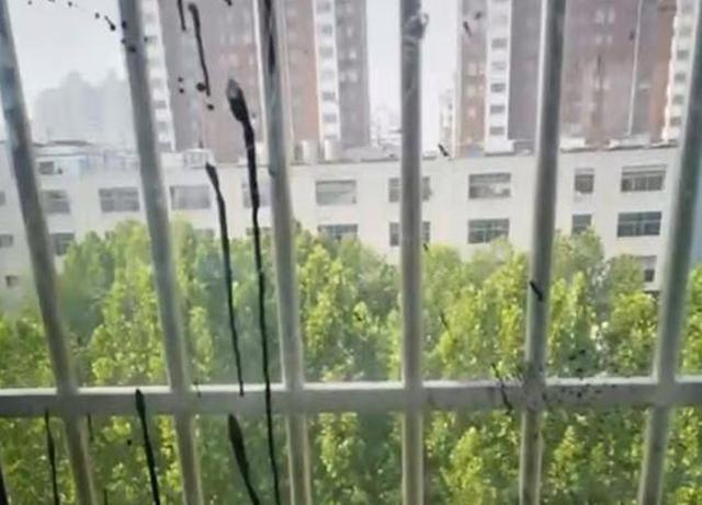 超级宝妈▲熊孩子高空“泼墨”全楼遭殃，父母高级“洗白”，网友纷纷点赞