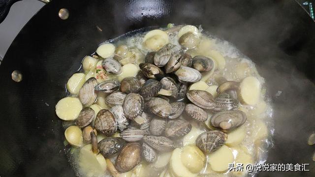 元月这菜比萝卜受欢迎，放把蛤蜊一起焖，鲜美滋补，寓意大吉大利