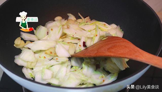 醋溜白菜怎么做才好吃？掌握好这2步骤，酸辣爽脆又开胃，真下饭