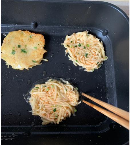 土豆丝饼别再用面粉拌了，试试这个做法，简单一煎香酥脆