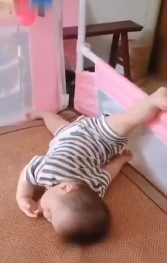 为什么宝宝睡觉喜欢满床打滚？并不是太热，这3个原因让人想不到