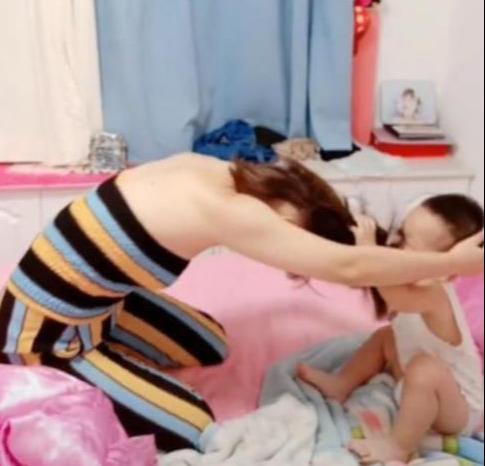 #你的育儿经#妈妈和2岁儿子正面刚，互扯头发打架视频走红，网友：巅峰对决