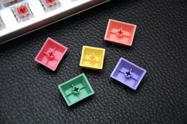 这把键盘让人想起曾经的校园时光，以及老师那精准的“小李飞刀”