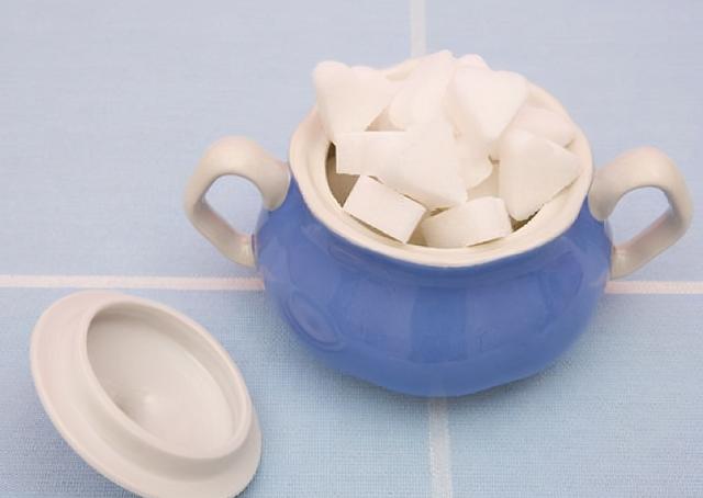 患有脂肪肝、高尿酸的人来说，应该多吃“2黄、少吃3白”