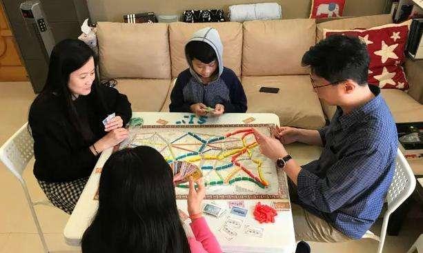 「超级宝妈」孩子玩手机上瘾是谁的错？学会这3招，让孩子心甘情愿放下手机