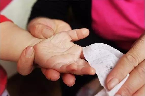 #河北新闻网#婴儿睡眠培训真相浮出 育儿路上这些坑你踩过没?