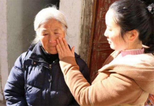 「你的育儿经」“奶奶又来假装带娃了”，饭桌上孙子语出伤人，奶奶尴尬宝妈沉默