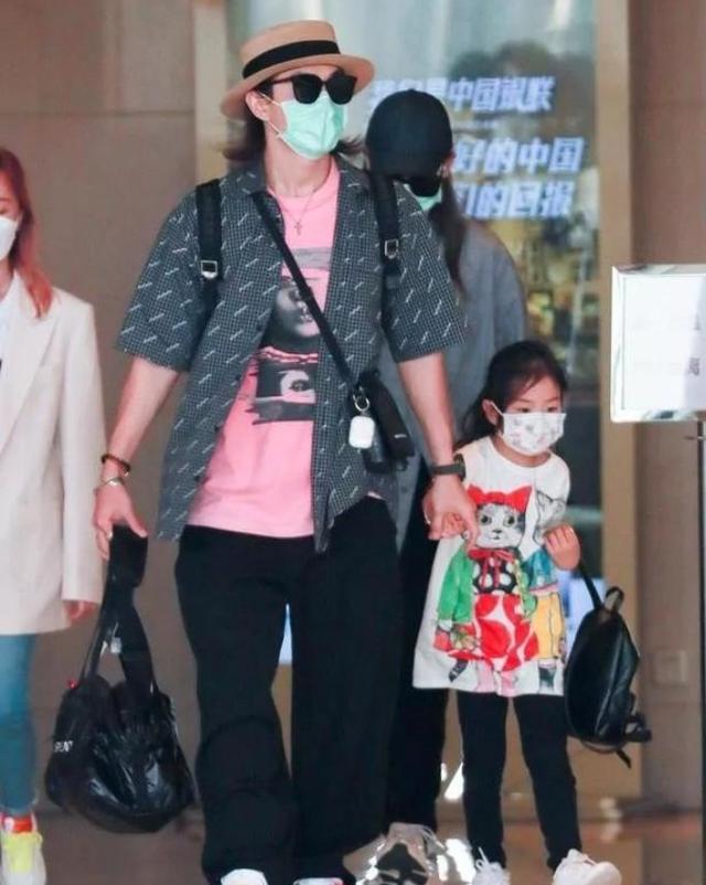 戚薇女儿时尚感爆棚，才5岁挑染红发抢镜，长大后又是个“戚薇”|资讯早知道