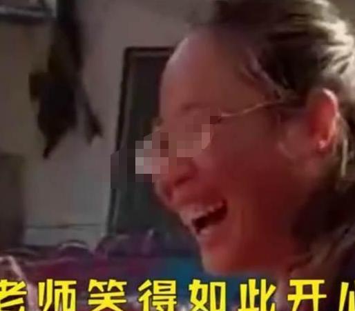 「你的育儿经」孩子裤子里拽出一物，笑翻幼儿园老师，网友：爸爸等着跪搓衣板吧