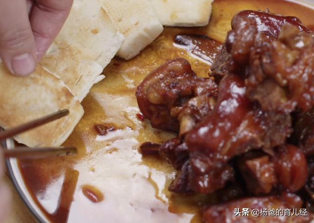 香煎馒头搭配酱香猪脚，孩子爱吃的居家美食，软烂鲜香，美味解馋