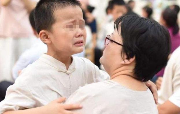 超级宝妈▲幼儿园采血现场火了，萌娃哭成一片太搞笑！网友：像我小时候