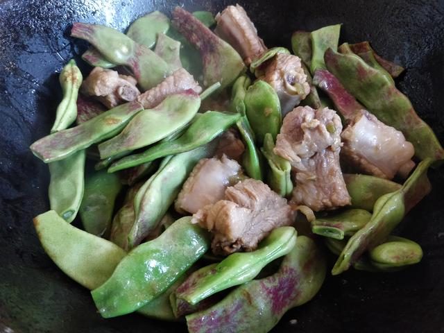 这东北菜没人不爱吃，排骨炖豆角，南方朋友认识这种豆角吗？