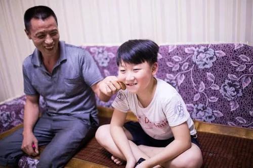 你的育儿经|“曾经你一只手撑起家的一片天”,十年后的父子,新合照令人感慨