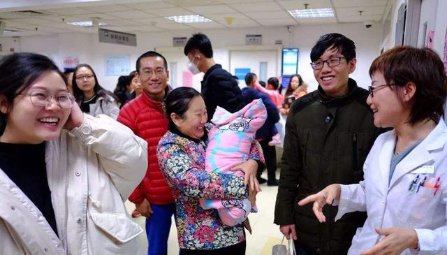 超级宝妈|年轻宝妈想要学明星剖腹产，但医生却建议顺产，剖还是顺区别在这