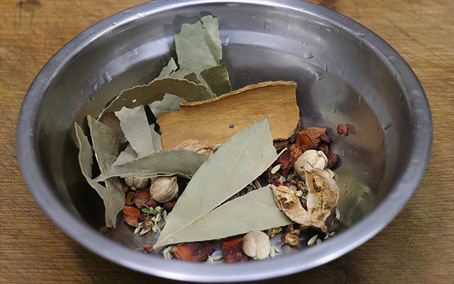 猪肝好吃但难卤，不要直接下锅，记住2个小技巧，鲜嫩不老无腥味