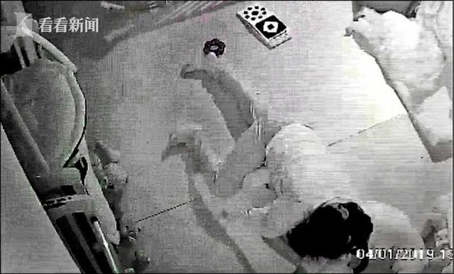 [你的育儿经]90公斤保姆将10月婴儿活活压死 父泪诉：他很想活下去