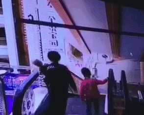 你的育儿经|危险！2岁女孩因它被悬空挂在电梯门上！快收下这份乘梯安全指南@所有家长
