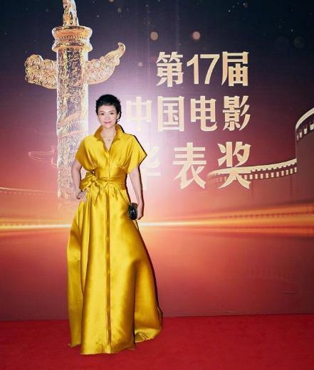 肆无忌惮的美|40岁章子怡剪短发太惊艳了！穿姜黄色连衣裙，又美出了新高度