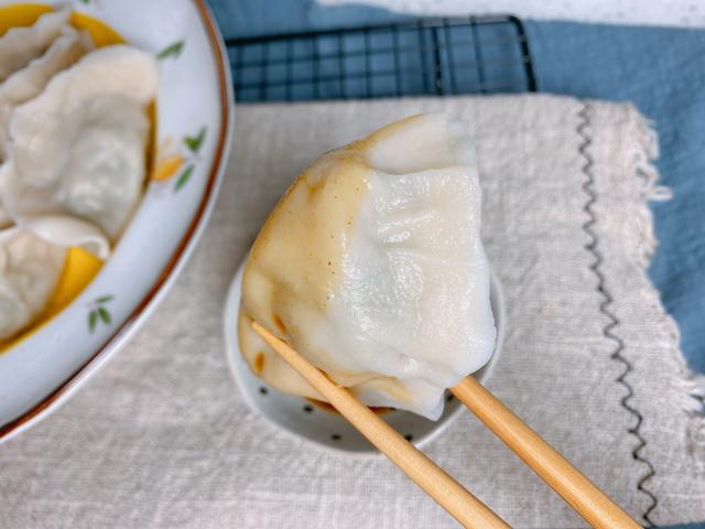 荠菜馅饺子怎么调最好吃？教你3招，荠菜翠绿不发黄，鲜嫩多汁
