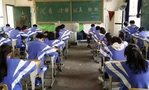『超级宝妈』老师要求上传背诵视频，爷俩一起作弊，网友：当爹的心可真大