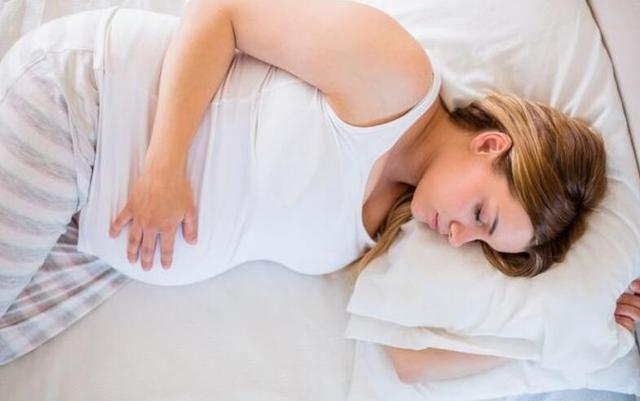 孕妇睡觉时出现这些“异常感”，说明宝宝在给你红牌警告，要注意