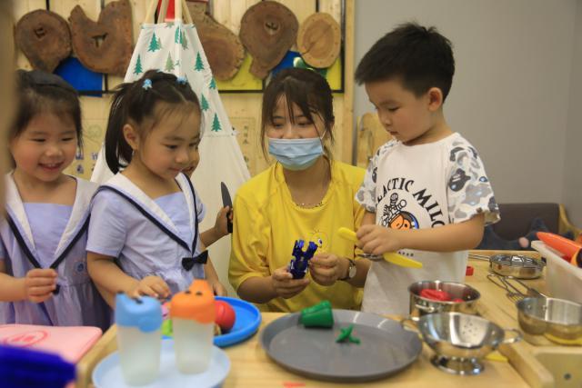 新华网客户端|图集｜小萌娃“回笼”，深圳1537所幼儿园今日开园