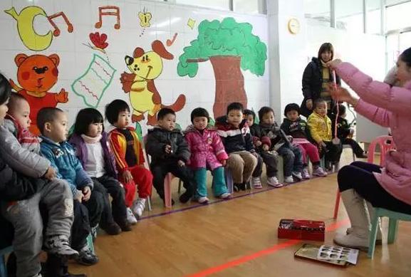 孩子上公立幼儿园还是私立幼儿园？两位宝妈现身说法，有很大差距