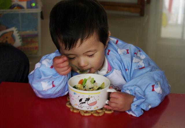 【超级宝妈】带娃要会消积食，做好“二少二多”，孩子脾胃好、少生病
