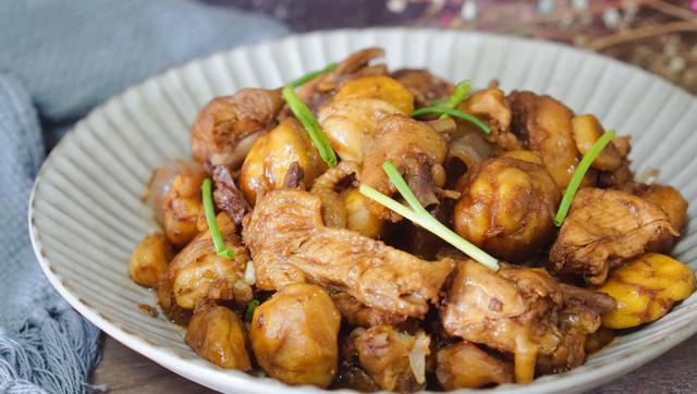 冬天是吃板栗的季节，教你这样做板栗，香甜美味下饭，比肉还好吃