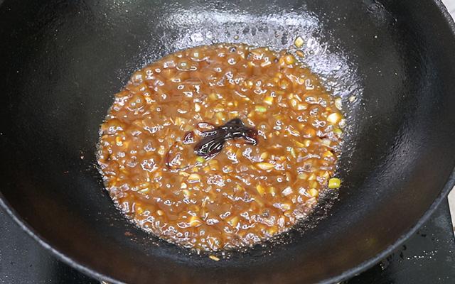 吃腻了大鱼大肉，来一盘酱汁茄子，不蒸不油炸，下酒下饭易操作