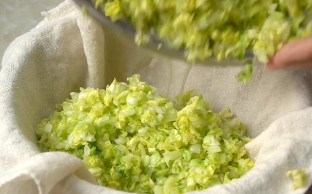 白菜这样吃真过瘾，不发面不烫面，一折一卷就搞定，比包子还好吃