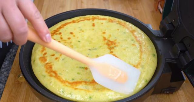 冬天发面饼这样做，手不沾面不揉面，松软又好吃，凉了也不硬