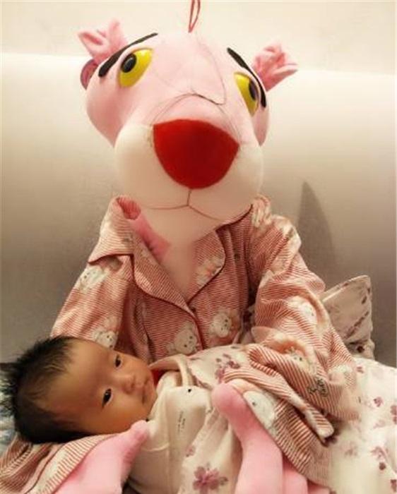 超级宝妈▲粉红豹化身“哄娃神器”，孩子一秒入睡，宝妈为自己的机智点赞