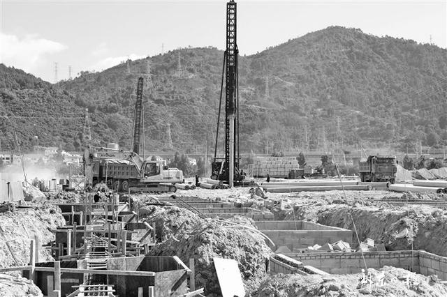 新能源湖东数字化精益工厂一期工程工地上施工繁忙