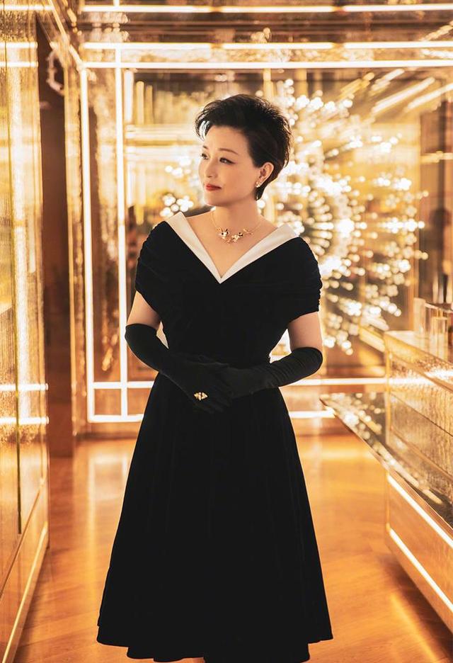 带货女王主持人杨澜难得高调一回,携总裁丈夫恩爱亮相,黑裙短发气质十足
