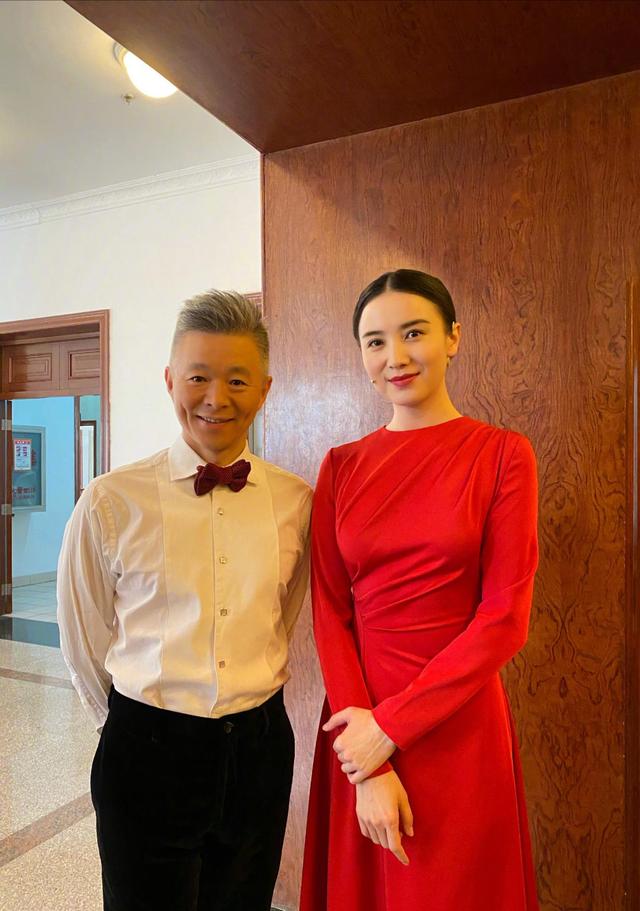 第五大道百变女神穿搭有术,各种颜色轻松驾驭,不戴首饰也能展现独特气质