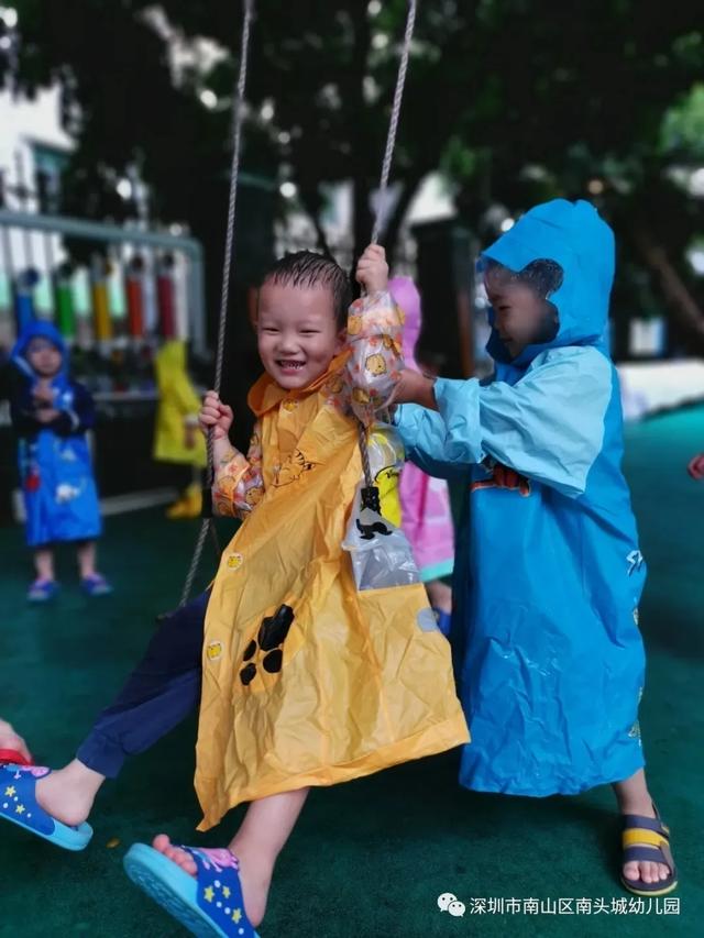 超级宝妈|谁说下雨天不能进行室外活动，这家幼儿园别出心裁做到了