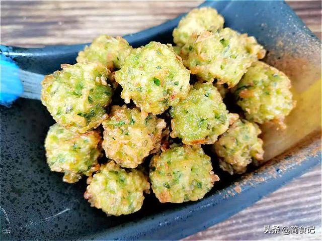 炸萝卜丸子时，用淀粉还是面粉？难怪不酥脆还油腻，很多人做错了