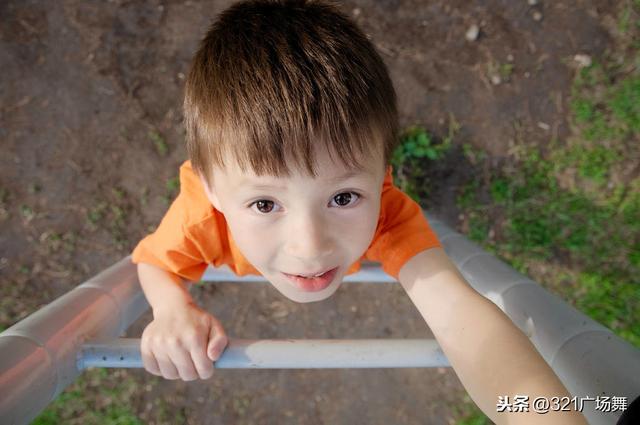 「你的育儿经」家里有小孩东西不放好，除了闹笑话，还很容易出事故