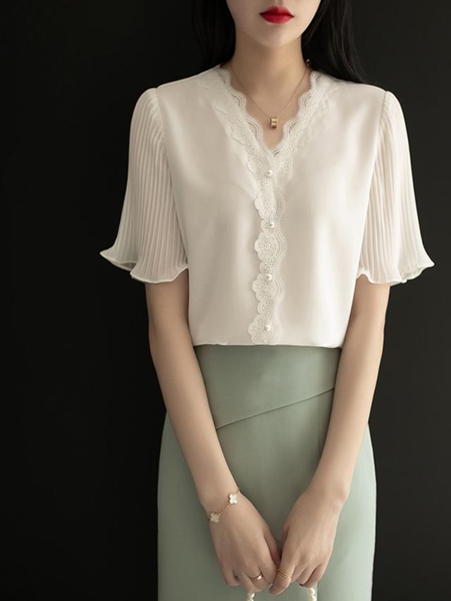 普拉达女王夏季的明媚与衬衫有关，各色小衫搭配出的风情也令人着迷