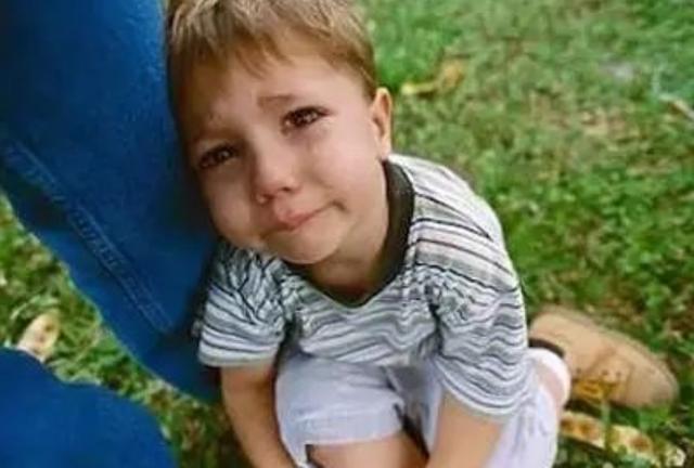 [你的育儿经]孩子幼儿园遇排挤有3个危害，家长可用这5个方式，帮孩子应对