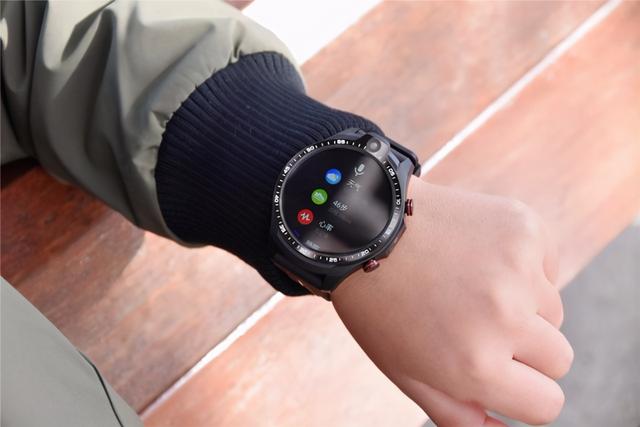 支持语音通话，能安装APP，双向拍照，Jeep智能运动手表
