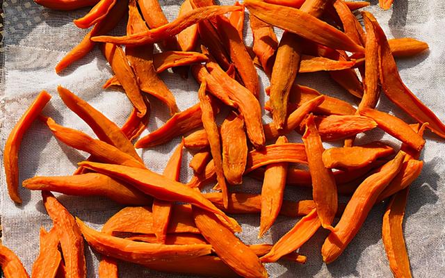 吃不完的红薯怎样保存，三蒸三晒做成红薯干，香甜有嚼劲，无添加