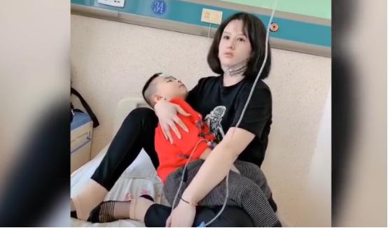 [你的育儿经]妈妈抱着5岁娃输液，累到打盹不敢松手，网友：鼻子一酸