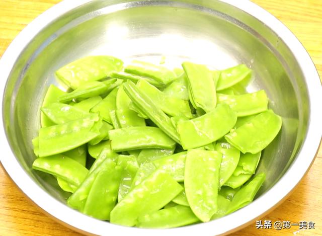 炒所有青菜多加这1步都能保持翠绿，色香味俱全的荷兰豆炒腊肠